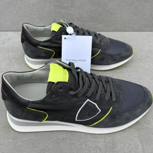  Philippe Model trainer ( HELT NYA ) - Ett par riktigt feta & eftertraktade trainers || perfekta nu till vintern || strlk 43 || skicket är 10/10 ( HELT NYA ) || box och tag medföljer || hör av er vid intresse!!