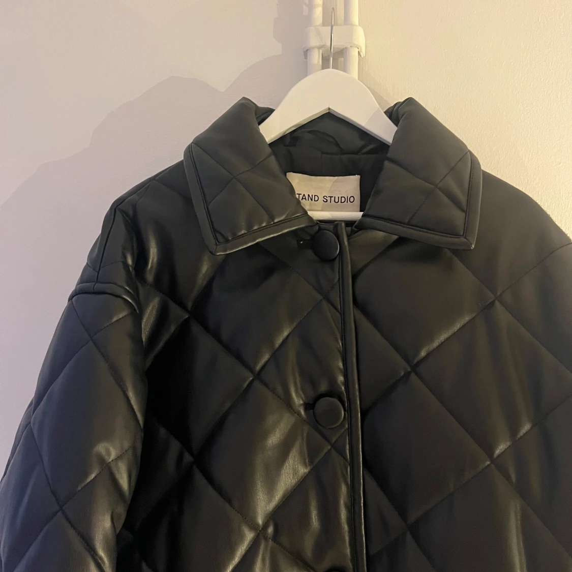 Svart quiltad kappa från Stand Studio - 91