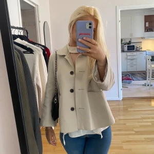 Beige kappa med knappar - Snygg beige kappa, passar s-m och är använd några gånger, fler bilder vid intresse