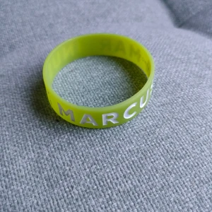 Marcus och Martinus armband  - Marcus och Martinus merch. Ett ljus grönt Marcus och Martinus armband, köpt från M&M store. Slutsåld. aldrig använt, så helt ny. Lägg bud, säljer till den som lägger högst bud❤️TRYCK INTE PÅ KÖP NU, utan skriv till mig innan