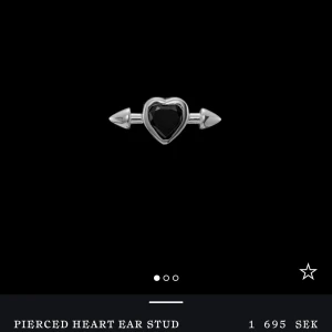 Pierced Heart Ear Stud - Helt nytt, säljer för att ha inte använder, pris kan diskuteras vid bra bud🩷 lägre pris vid snabb affär. Kan jätte gärna byta mot andra