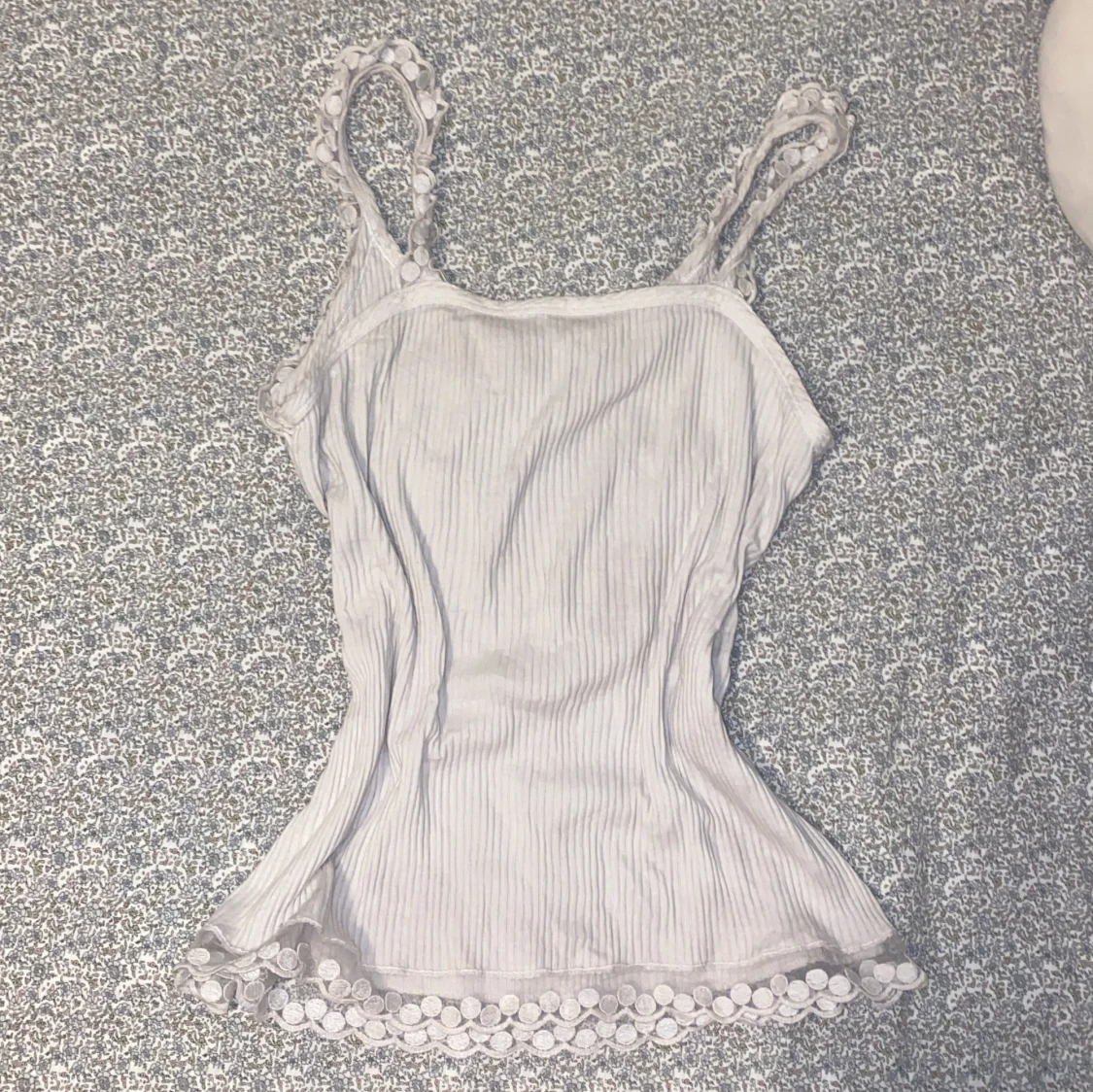 Vit ribbad linnetopp med spetsdetaljer - 90