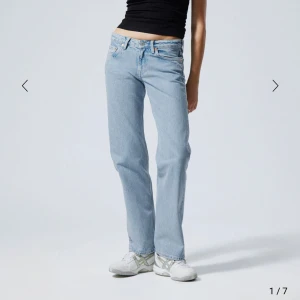 Ljusblå jeans - Snygga ljusblå jeans från weekday med en klassisk straight passform. Fint skick!🥰 storlek 26:34