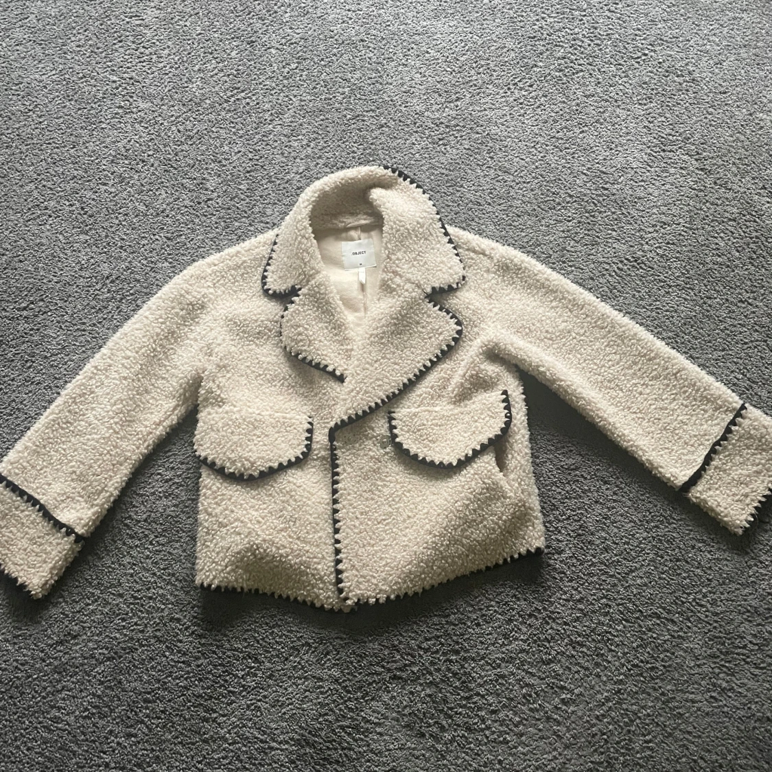 Beige teddyjacka med svarta detaljer - 92