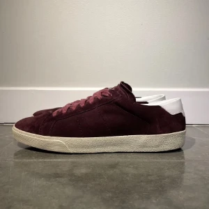 Saint Laurent skor - Hej! Säljer nu dessa stilrena och snygga skor från Saint laurent!🎉Skick: Använda men i bra skick!  .Retailpris: Ca 7000kr. Köp för endast:2699kr!😃 Vid frågor eller funderingar är det bara att höra av dig. Priset går att diskutera!💸 