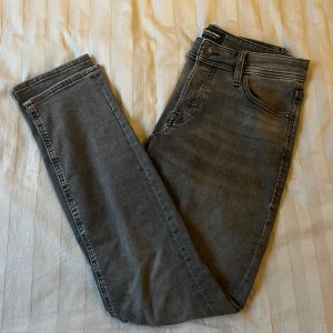 Jack and jones jeans - Säljer nu dessa snygga jack and jones jeans i modellen slim/glenn i storlek 31/32. Sparsamt använda och är i väldigt bra skick. Har du några frågor eller vill ha fler bilder är det bara att skriva!