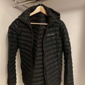 Svart dunjacka från Peak Performance - Hej det är en Peak performance jacka som har tre små hål håll där back, det är storlek 170. Vid snabb affär kan priset diskuteras 