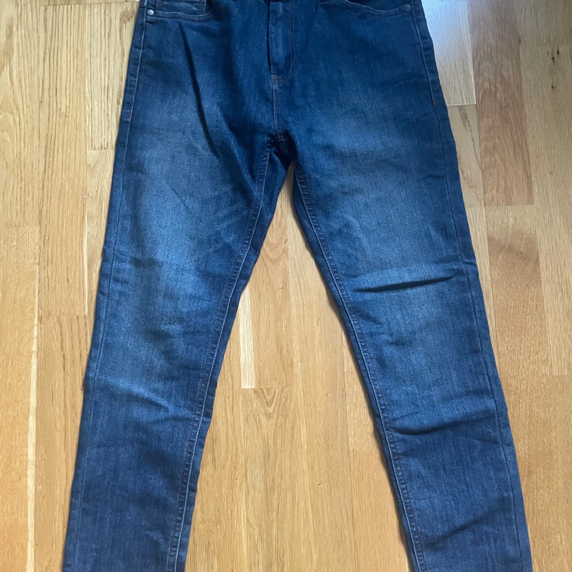 Mörkblå jeansbyxor - 90