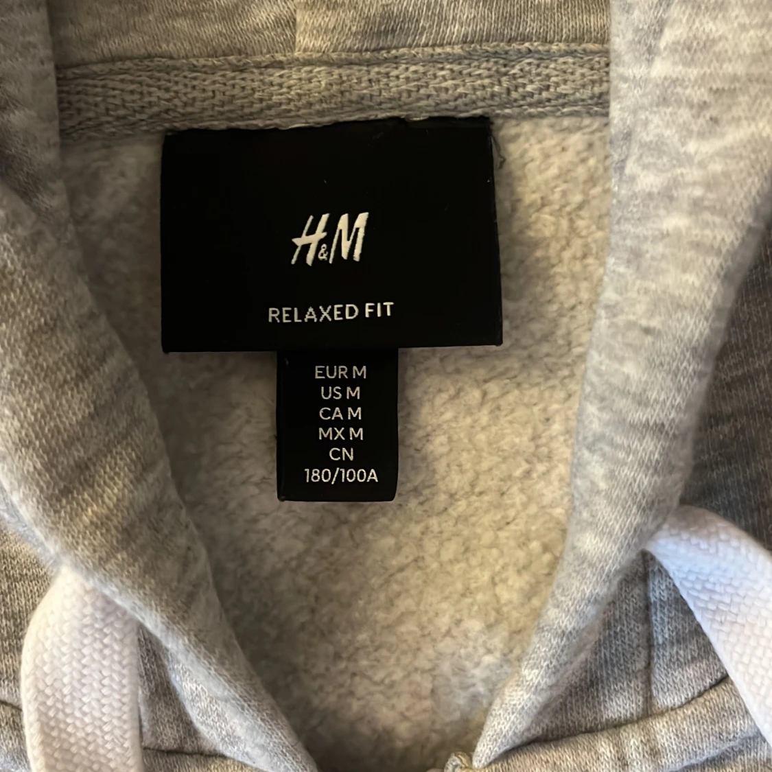 Grå huvtröja från H&M - 91