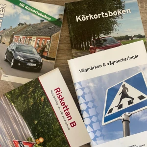 Körkortsboken och tillhörande material - Säljer ett set med Körkortsboken, Riskettan B och studiematerial om vägmärken och vägmarkeringar. Allt man behöver för körkort. Inget skrivet i böckerna. Priset är för alla 
