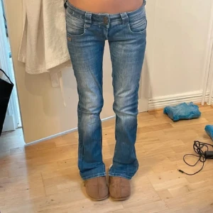Blå jeans med bootcut - Snygga blå jeans med bootcut och låg midja. De har en klassisk femficksdesign och en lätt tvättad look. Perfekta för en avslappnad stil. Kontakta för frågor. Passar bra på mig som är 167 med långa ben❤️ett slit längst ner i benen❤️