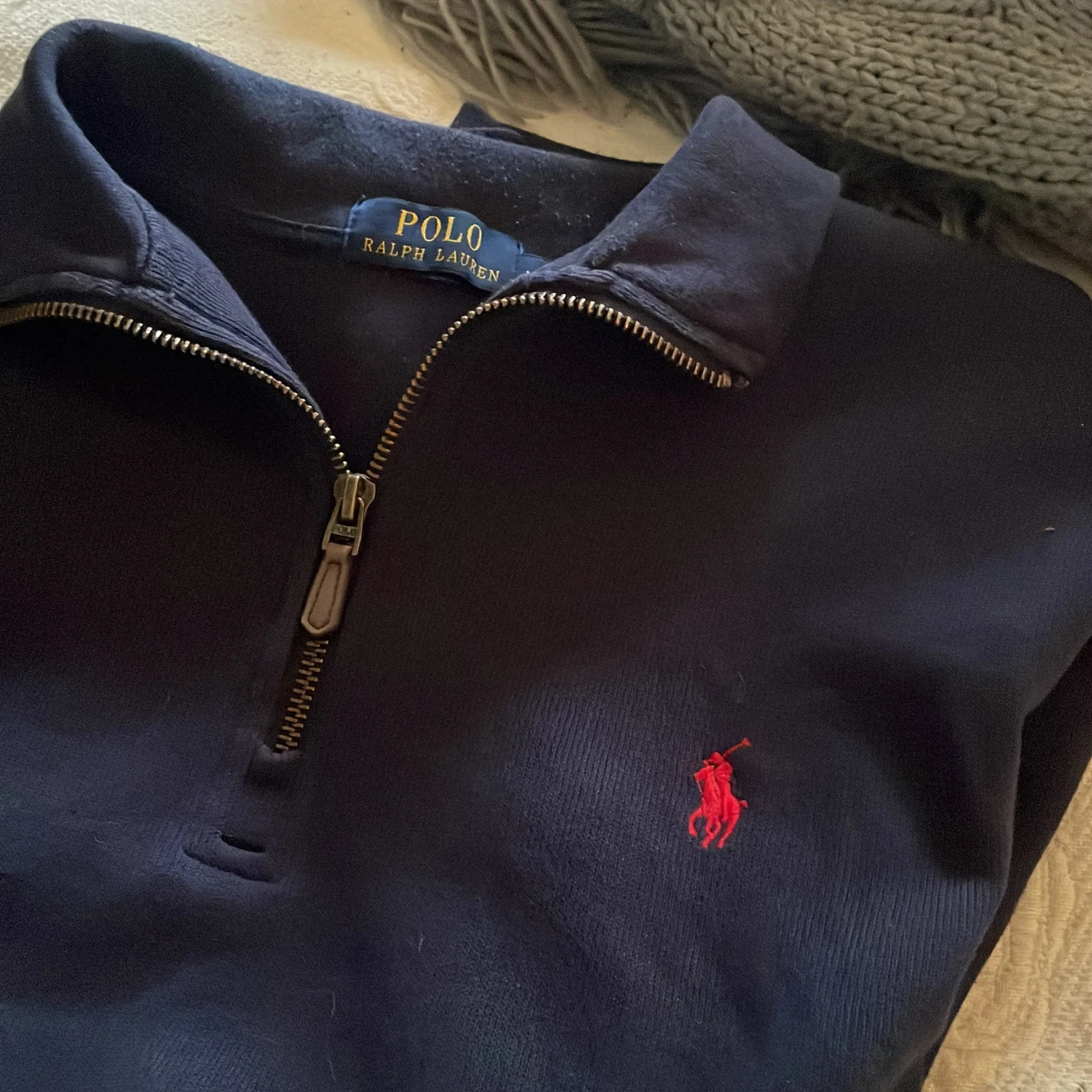 Svart tröja med nallemotiv och blå tröja med dragkedja från Ralph Lauren - 91