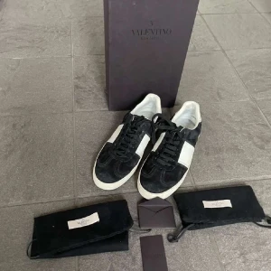 Valentino flycrew  - Tja! Säljer nu dessa sjukt feta valentino flycrew! Skorna är i ny skick och är använda runt 5 gånger. Allt og ingår som syns på bild! Hör av er vid intresse 