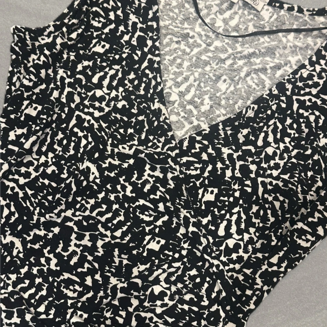 Svartvit mönstrad ärmlös topp - 91