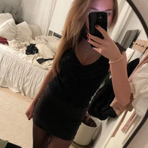 Svart snygg topp - Super snygg svart topp som man både kan ha till en kjol så den ser ut som en klänning och till byxor. Helt oanvänd, inga defekter! Perfekt till nyår!