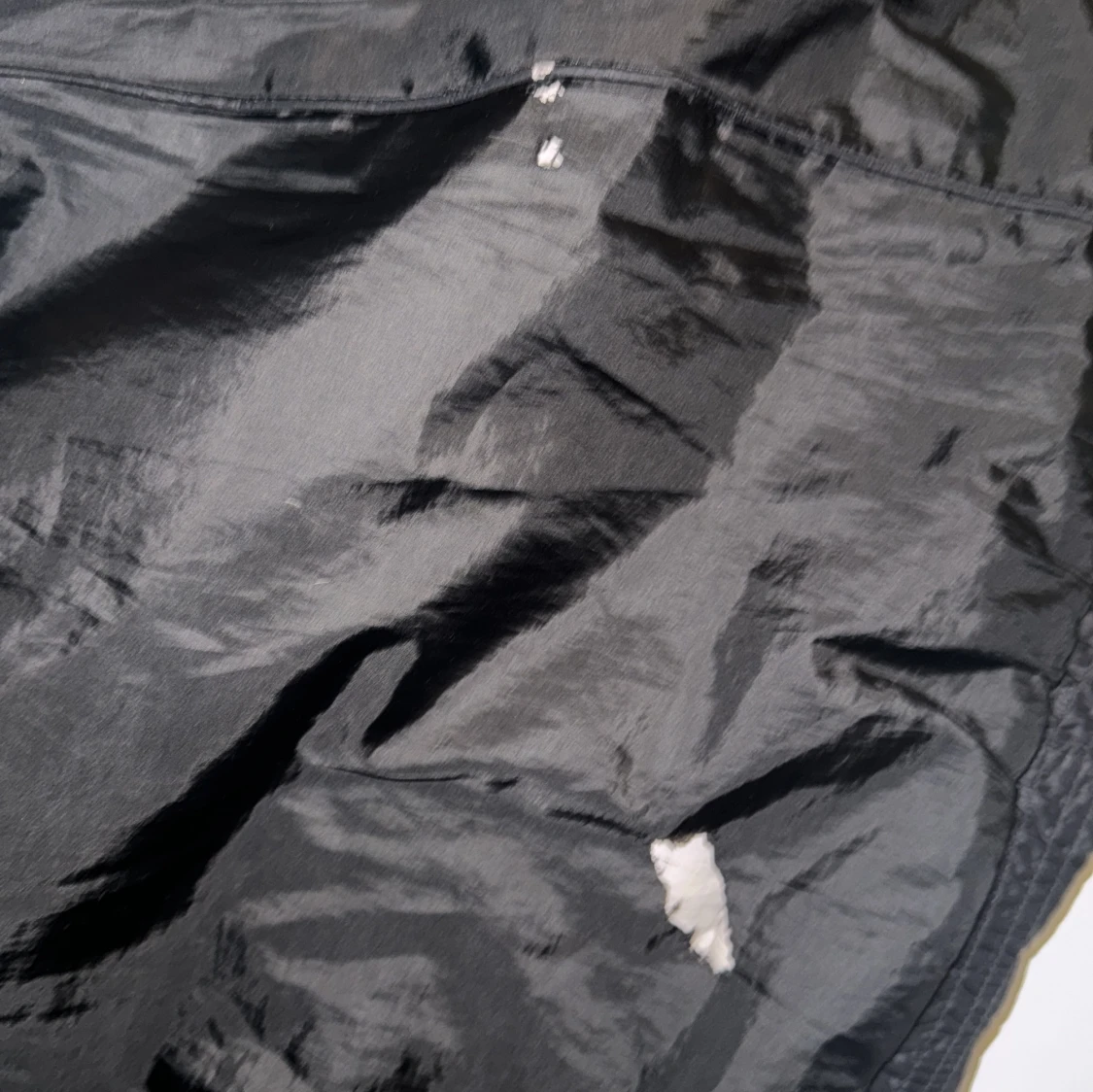 Svart quiltad dunjacka med pälsdetalj - 92