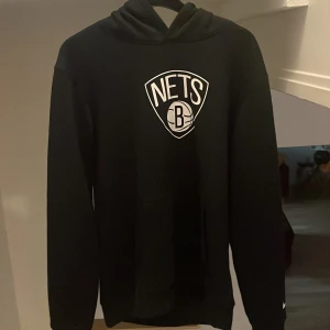Svart Nets hoodie från Nike - Säljer denna svarta Brooklyn Nets hoodie. Storlek 170-180 cm. Den är i gott skick och knappt använd. Väldigt varm och skön.
