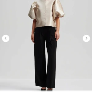 Cleo pouf sleeve blouse från By Malina - Jätte fin blus från by Malina! Oanvänd med prislapp. Fick hem den för ett tag sen men inte hunnit använda den. Den passar till många tillfällen. Tex  jul,nyår,fest, middagar osv. Super bra skick! Nypris är 2200 mitt pris kan diskuteras vid snabb affär. Jag skulle säga att blusen är i ljus guldig färg. Och storlek XL 