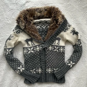 Tröja med päls från benetton - Mysig grå och vit stickad kofta med ett vackert mönster av renar och snöflingor. Den är i storlek XXL men passar mig som är i storlek XS💞🫶