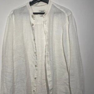 Vit linneskjorta - Säljer en stilren vit linneskjorta från pull&bear. Det är en linneskjorta av 100% linne, ingen krage, därav priset. Använd 1 gång.