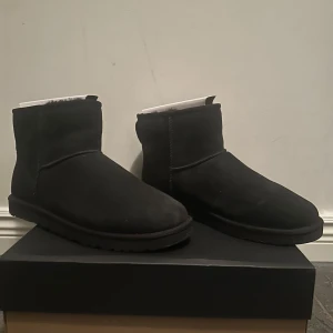 Svarta uggs  - Säljer ett par svarta UGG boots i mocka med mjukt foder. Perfekta för kalla dagar med sin varma och bekväma design. Skorna har används påriktigt 2 gånger då de ej matchade min still. Skorna är för herr men funkar för unisex. Nypriset på dessa är 2000-2500, boxen tillkommer! Hör av er vid minsta lilla frågor 
