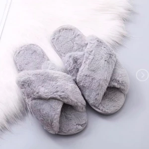 Grå fluffiga tofflor - Mysiga grå tofflor med korsade mjukis remmar där fram, väl använda, tvättas såklart innan de skickas. Köpte för länge sedan på Cubus för 300. SÄLJER för 60krk  ❤️🥰De är i storlek 37