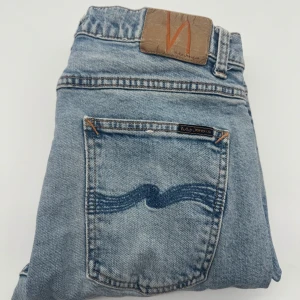 NUDIE JEANS - - Nudie jeans modell: Lean Dean - Storlek W32/L32 - Nypris runt 1600kr - Kontakta för fler frågor eller funderingar // Deluxecloset