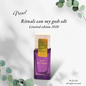 Ny! Rituals Eau My Gosh Eau de Toilette - Ny! Limited edition 2020 av Eau My Gosh från Rituals. Denna eau de toilette kommer i en elegant lila flaska med en träliknande kork. Doften har fruktiga, citrus och söta noter med inslag av tropiska och gröna ackord. Perfekt för den som älskar en fräsch och kryddig doft.