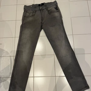 Replay Anbass  - Replay Anbass, hyperflex 29/31 (köpta som 32 men upplagda till 31 i en Replay-butik). Bra skick, måttligt används ca 1 år. (Eventuella skuggor kommer från mobilen)