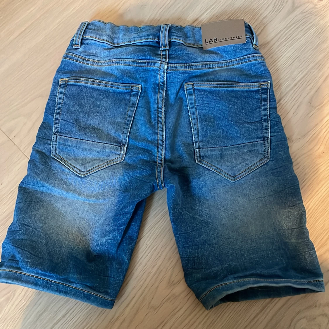 Blå jeansshorts från LAB Industries