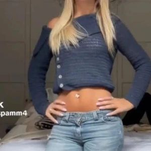 Mörkblå offshoulder tröja - Trendig mörkblå offshoulder tröja med knappar på sidan. Perfekt för en avslappnad stil med en twist. Den har en unik design med en asymmetrisk axel och långa ärmar. Från Zara!!