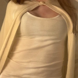 kofta  - Säljer denna super fina koftan då den har aldrig kommit till användning. Super passande till alla lägen. 