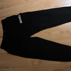 Svarta mjukisbyxor från Hoodrich - Säljer ett par svarta mjukisbyxor från Hoodrich. Köpt på Mall of scandenavia på Jd sports för 799 men du får dem för 299!🤩🤩