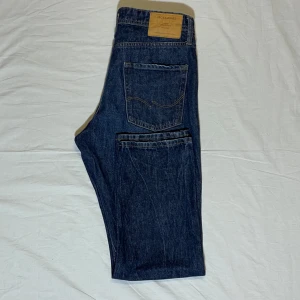 Mörkblå Jeans - Säljer ett par klassiska mörkblå Jack & Jones jeans i storleken W30, L30 och modellen är Loose/Chris. De är straightleg jeans även om modellen heter ”Loose”. 