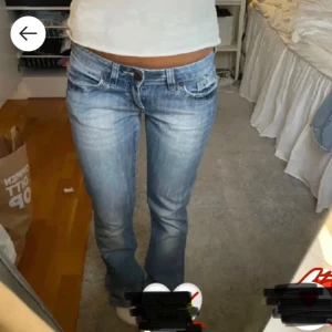 lågmidjade jeans -  super söta men tyvärr lite för stora för mig💕midjemått ca 37 och innerbenslängd lite under 80 cm. !går ner i pris vid snabb affär! två sista bilderna är mina egna