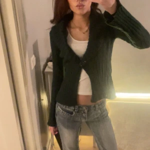 Mörkgrön stickad kofta - Jätte fin kofta/cardigan som är mörkgrön, super fin men tycker inte den faller mig i smaken💘 