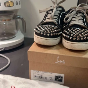 Christian Louboutin  - Christian Louboutin                                          Storlek: 40                                                                       Cond: Använda men fortfarande bra skick. Saknas en spik men det medföljer 2 spikar extra.  Nypris: 7195:-        Kan fraktas eller mötas upp i Uppsala (köparen står för frakt)       Vid frågor så finns jag att kontaktas här.