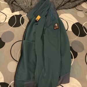 Parajumper fleece tröja - Parajumper fleece tröja storlek L men passar M bra, väldigt bra skick 