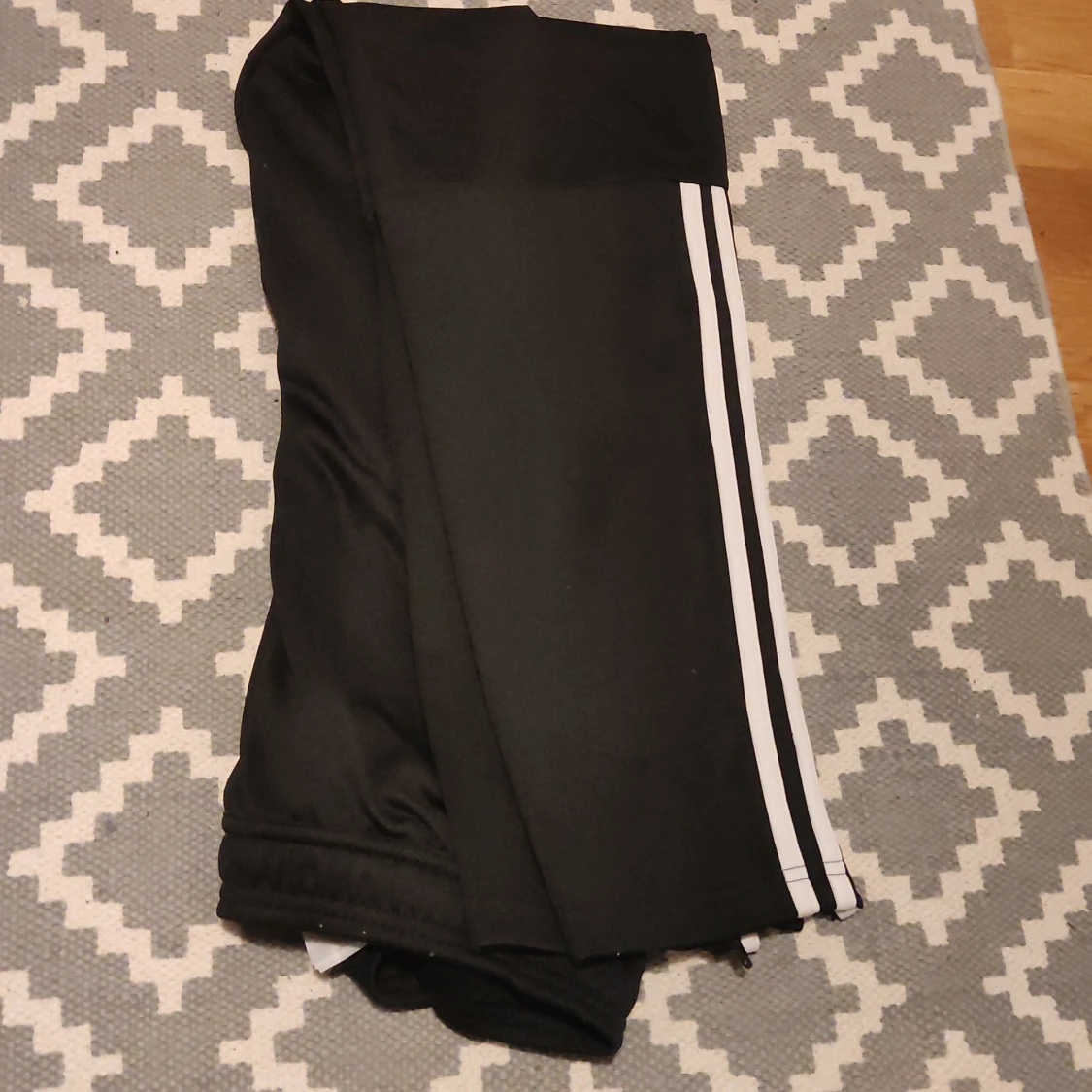 Svarta träningsbyxor från Adidas - 1