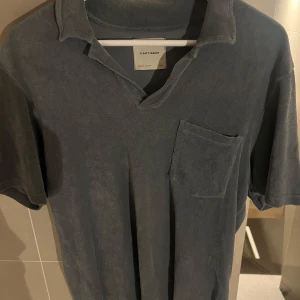 Grå t-shirt från A Day's March - Säljer en stilren frottépike från A days march! Storlek small, passar medium. Aldrig använd. Nypris 1199kr. Hör av dig vid frågor.