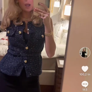 Topp Zara  - Säljer min såå snygga glitter topp från Zara! Använd 1 gång 💕