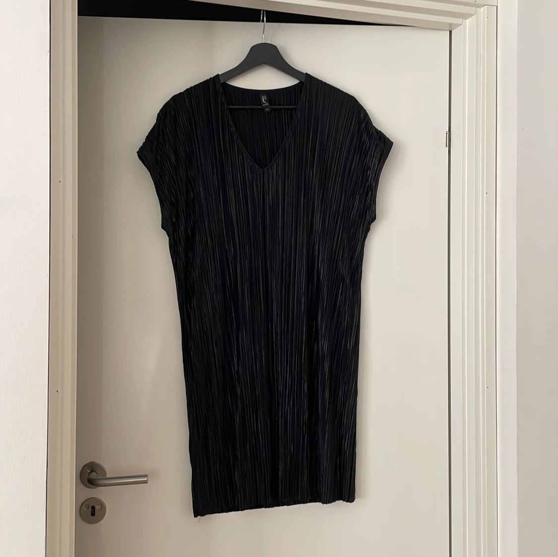 Svart plisserad klänning från Real