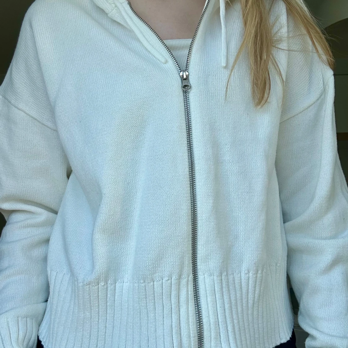 Vit stickad hoodie - 1