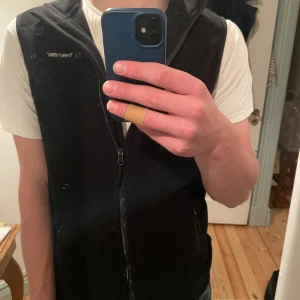 Svart fleeceväst från Trekmates - Säljer en svart fleeceväst från Trekmates i ny skick. Passar perfekt nu till våren. Skriv vid funderingar🙋‍♂️