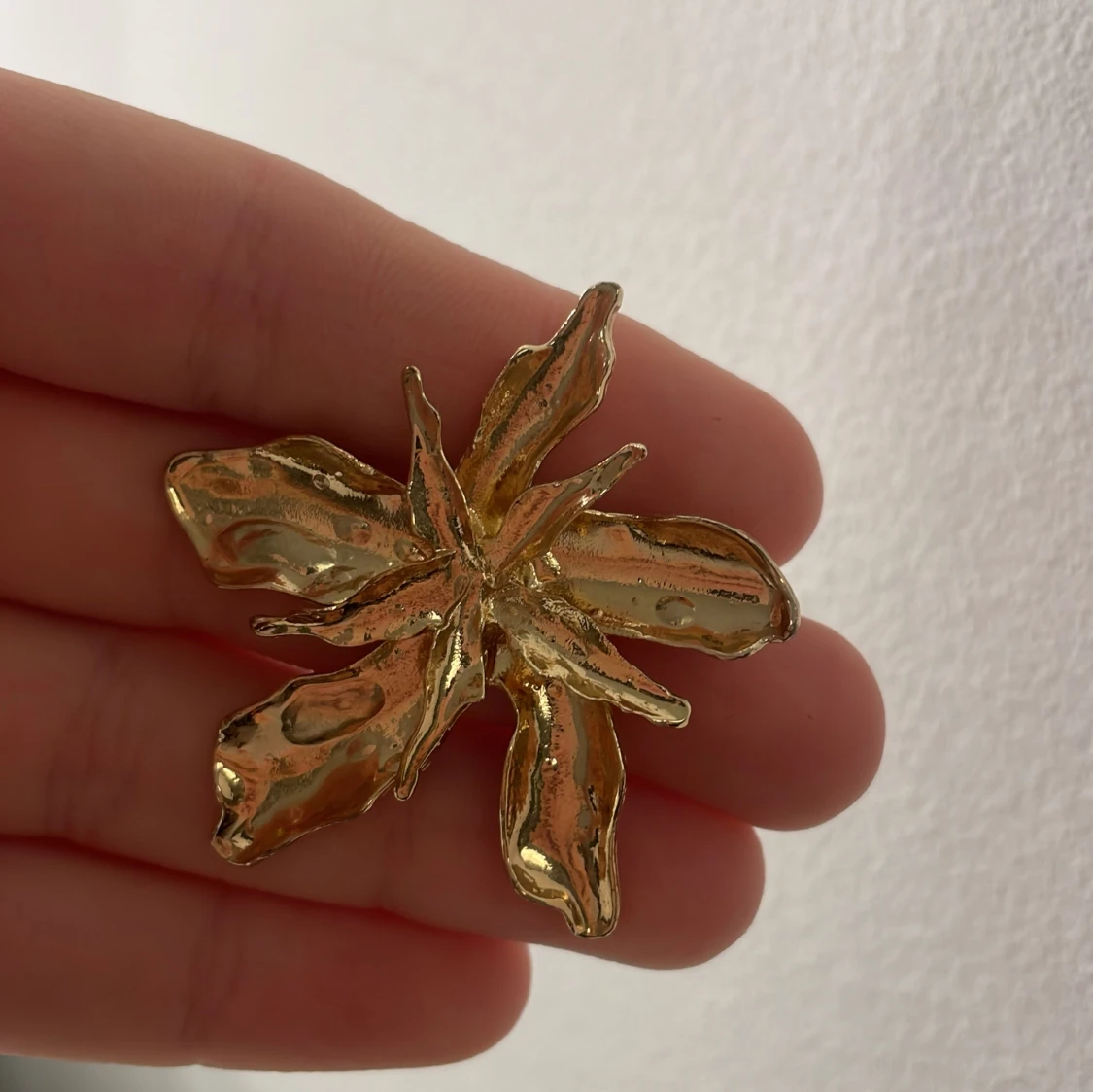 Guldiga blomformade örhängen - 1