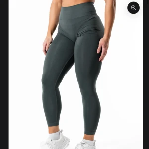 Relode Tränings tights  - Fina gröna tights från Relode i färgen dusy green , bekväma och en snygg passform som framhäver figur. Knappt använda 