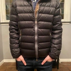 Moncler jacka  - Nu säljer vi denna mycket stilrena moncler jacka i en äldre modell. Den är i svart färg med en snygg brunaktig färg inuti. Modellen är 174, storlek Small. Nypris ca 8k. Priset är inte hugget i sten. Är även villig att byta den mot andra klädesplagg. Säljer den då jag anser att den sitter lite väl litet på mig, är villig att släppa den billigt i och med att det är relativt kort kvar på vintersäsongen. Vid frågor eller funderingar är det bara att höra av sig! 🙌🥂🍾