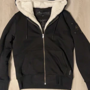 MOOSEKNUCKLES JACKA (BUNNY)❄️🏎️ - Modellen: Moose knuckles classic bunny 3. 10/10 Skick- köpt på Johnells i höstas, fysiskt kvitto medföljer. Säljer pågrund utav att den inte riktigt går ihop med resten av min garderob. Priset kan diskuteras vid effektiv affär. 