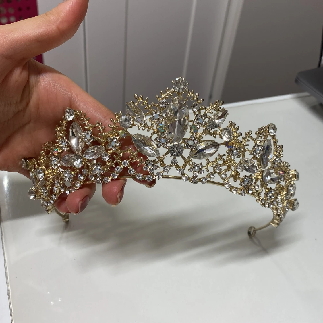 Elegant guldfärgad tiara med glittrande stenar - 1