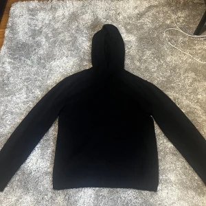 Marinblå hoodie från H&M - Säljer en fet marinblå hoodie med luva  från H&M. Storlek 158/164 men sitter mycket större. Hör av er vid frågor eller funderingar!!                            Mvh KevinsCloset